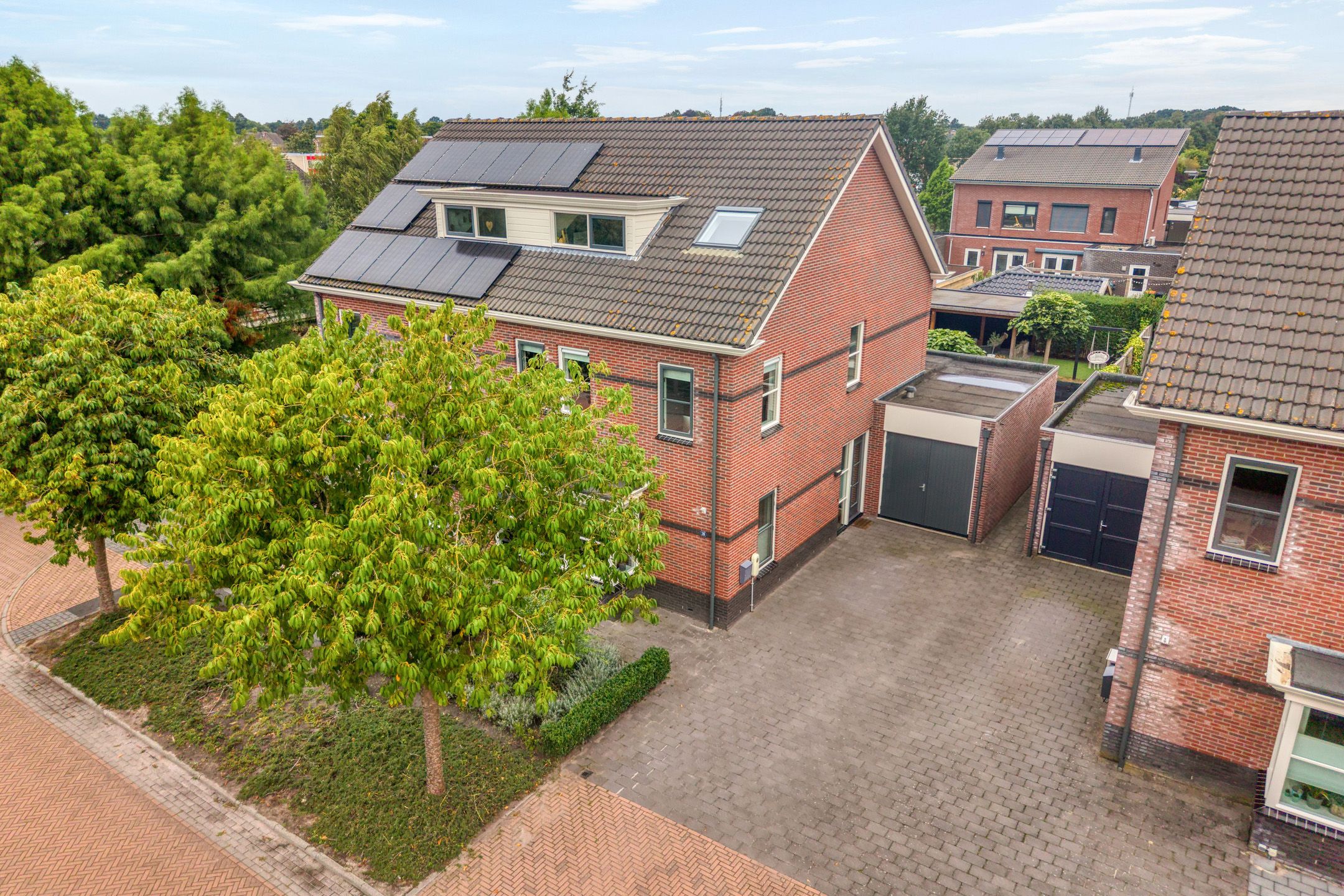 Photo 6 of Van Barneveldstraat 18