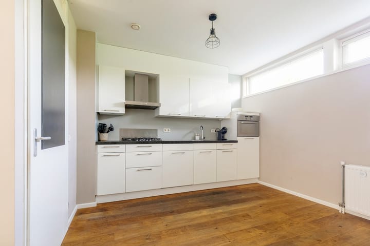 Tussenwoning te koop: Zeldenrustlaan 25, Raamsdonksveer
