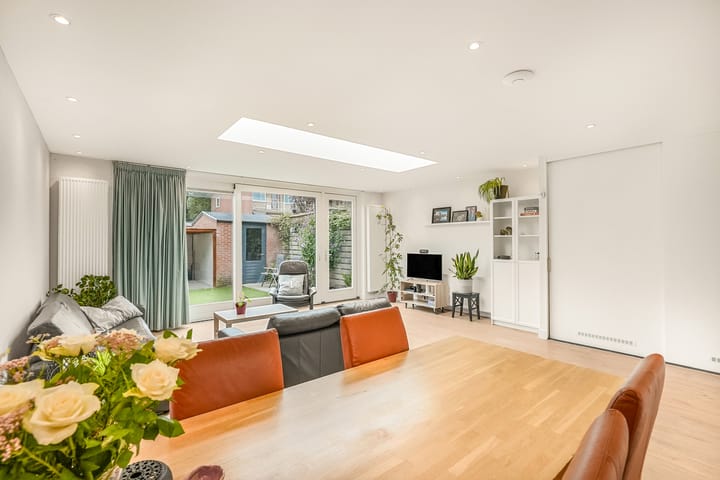 Tussenwoning te koop: Aaltje Noordewierlaan 22, Bussum