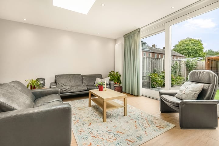 Tussenwoning te koop: Aaltje Noordewierlaan 22, Bussum