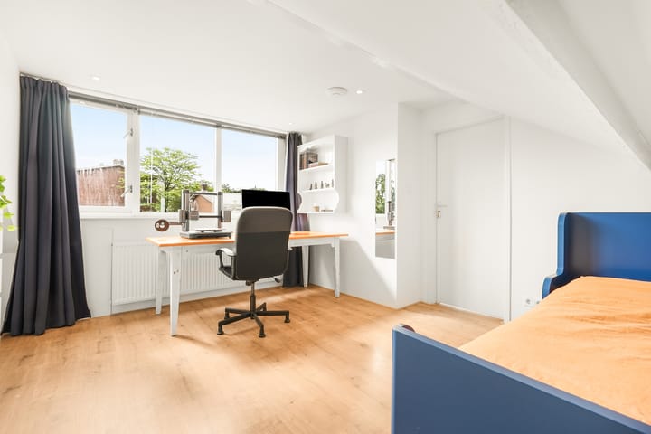 Tussenwoning te koop: Aaltje Noordewierlaan 22, Bussum