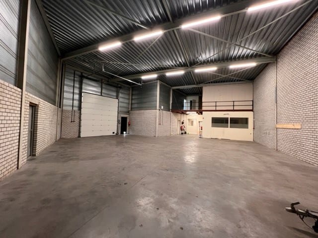 View photo 4 of Stikker 24