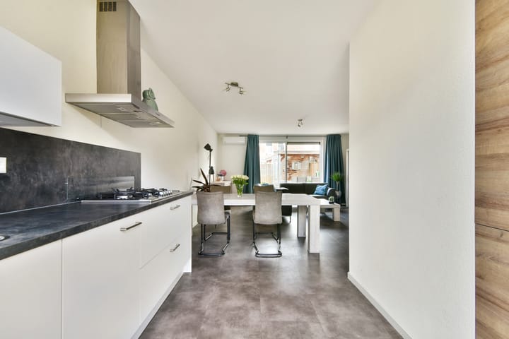 Tussenwoning te koop: Carel Willinklaan 5, Rhoon