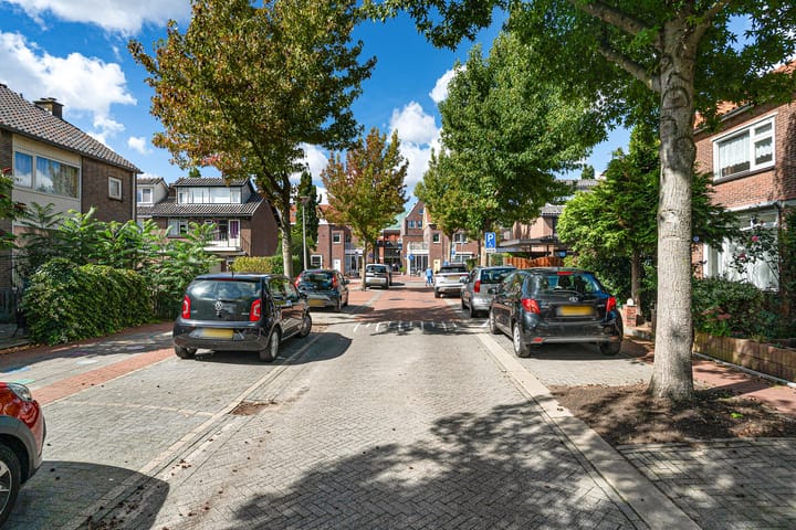 Tussenwoning te koop: Burgemeester Jhr. H. van Dinterstraat 17, Nootdorp
