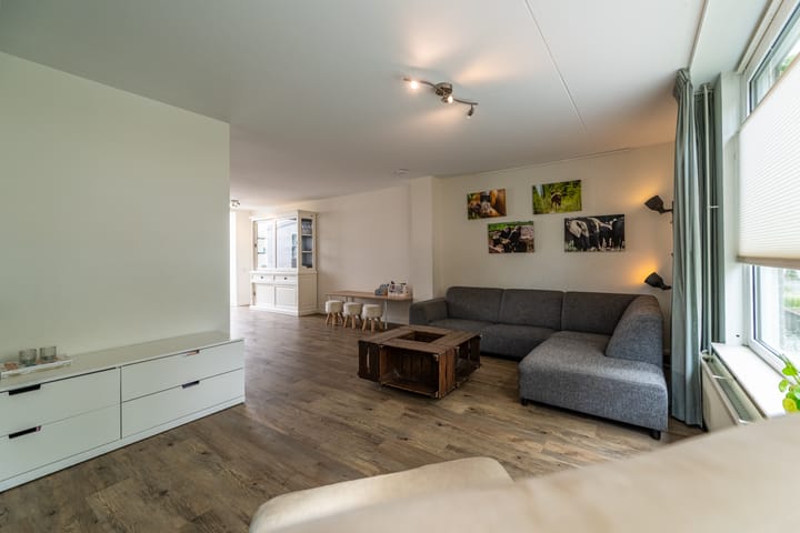 Twee-onder-één-kap te koop: Middelhei 81, Veldhoven