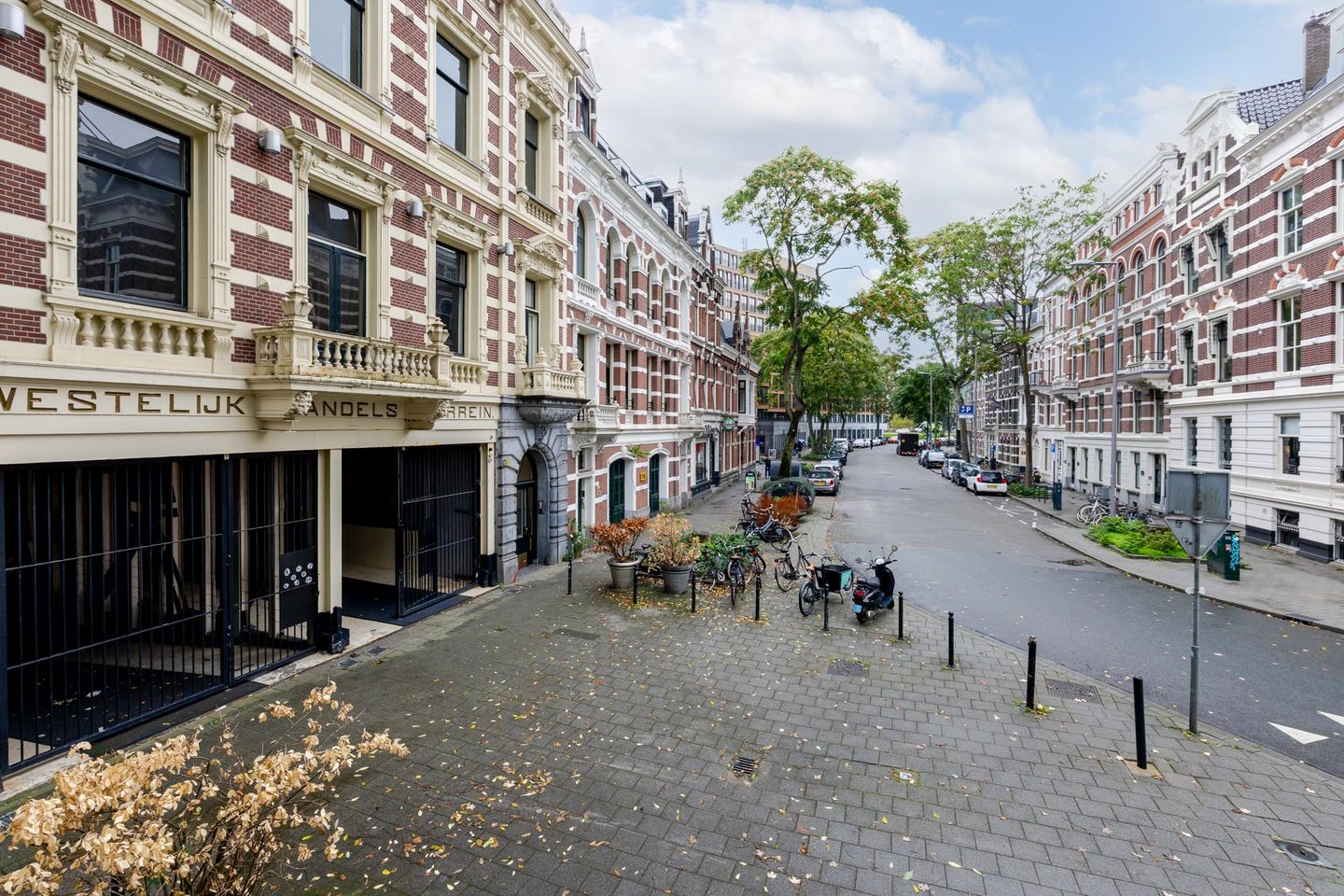 Bekijk foto 1 van Van Vollenhovenstraat 15