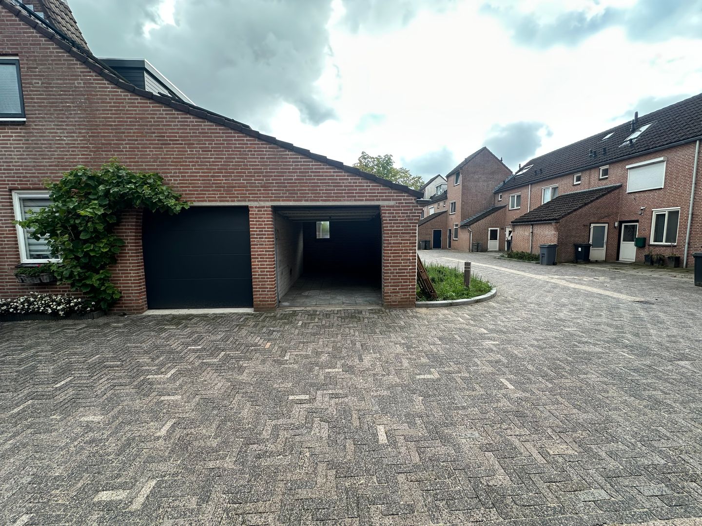 Bekijk foto 2 van Bessenmaat 27