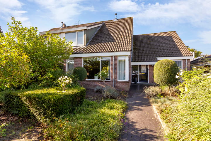 Twee-onder-één-kap te koop: A. Vogelstraat 3, Elburg