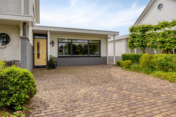 Twee-onder-één-kap te koop: Waterleliesingel 29, Helmond