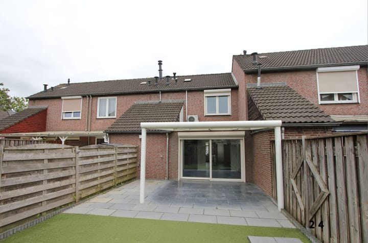 Tussenwoning te koop: Zonnedauwhof 9, Roermond