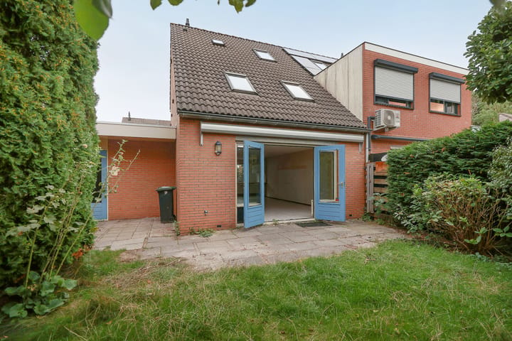 Tussenwoning te koop: Cole Porterhof 137, Hoorn