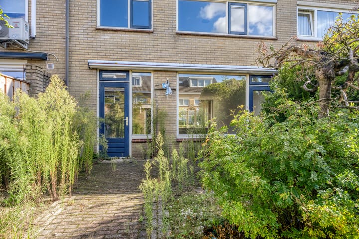 Tussenwoning te koop: Oranje-Bastion 22, Grave