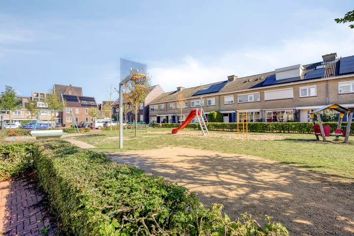 Tussenwoning te koop: Oranje-Bastion 22, Grave