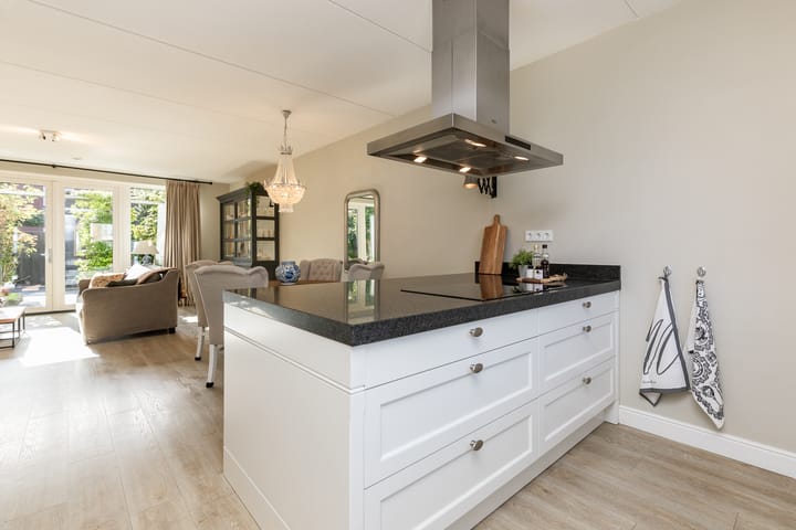 Tussenwoning te koop: Charles Barklastraat 21, Almere