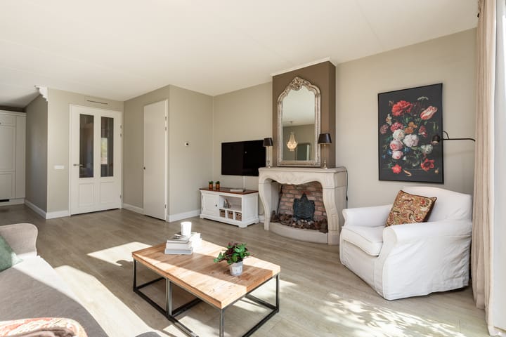 Tussenwoning te koop: Charles Barklastraat 21, Almere