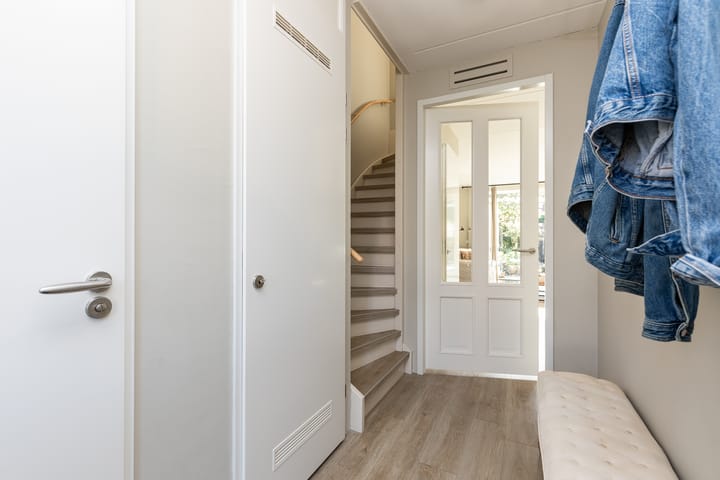 Tussenwoning te koop: Charles Barklastraat 21, Almere