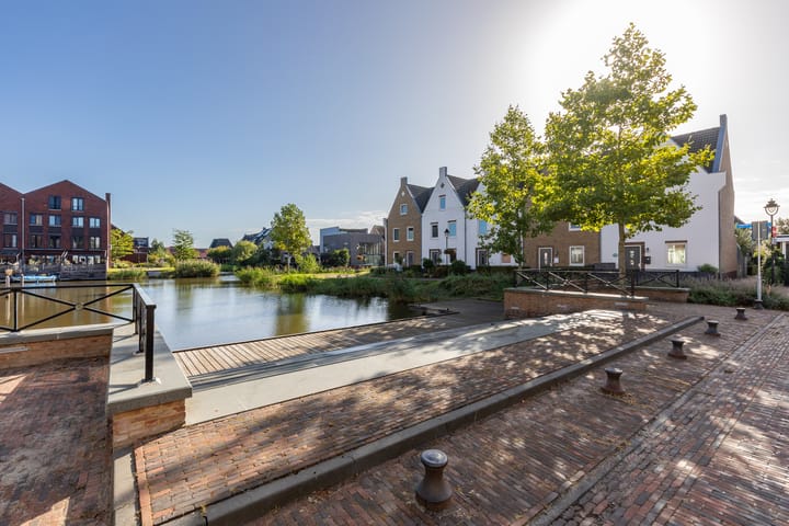 Tussenwoning te koop: Charles Barklastraat 21, Almere