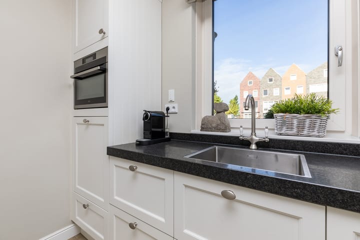 Tussenwoning te koop: Charles Barklastraat 21, Almere