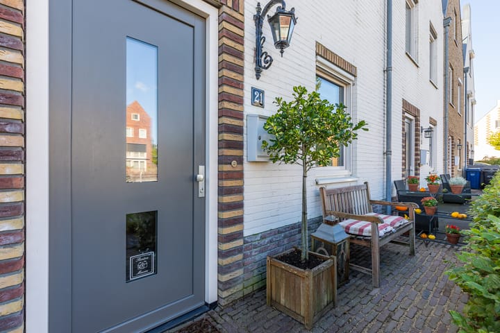 Tussenwoning te koop: Charles Barklastraat 21, Almere
