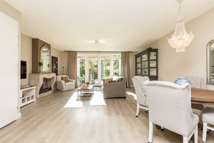 Tussenwoning te koop: Charles Barklastraat 21, Almere