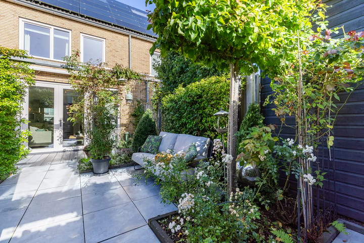 Tussenwoning te koop: Charles Barklastraat 21, Almere