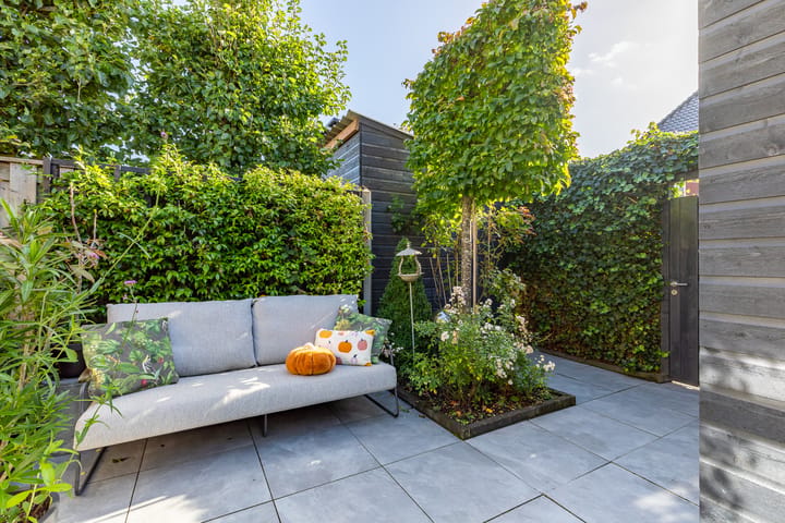 Tussenwoning te koop: Charles Barklastraat 21, Almere