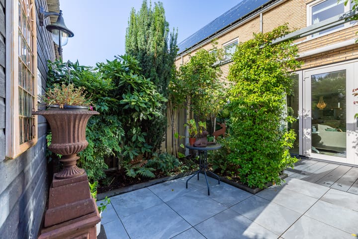 Tussenwoning te koop: Charles Barklastraat 21, Almere