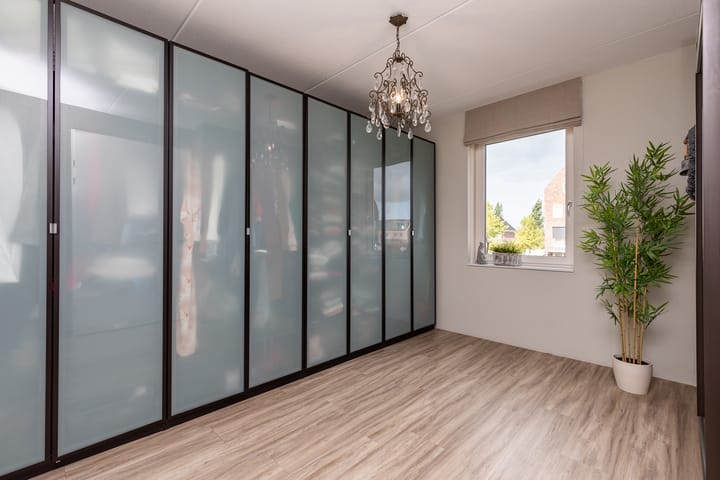 Tussenwoning te koop: Charles Barklastraat 21, Almere