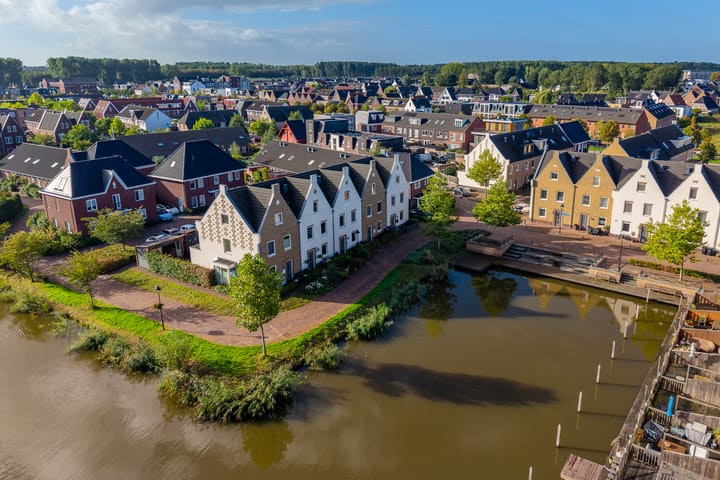 Tussenwoning te koop: Charles Barklastraat 21, Almere