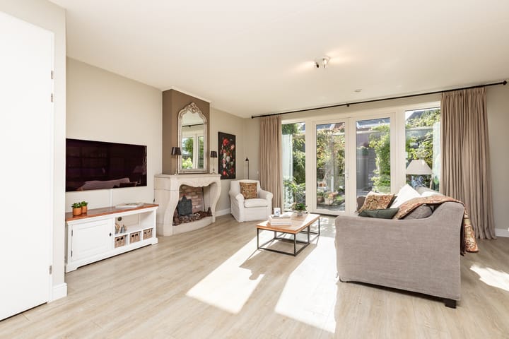 Tussenwoning te koop: Charles Barklastraat 21, Almere