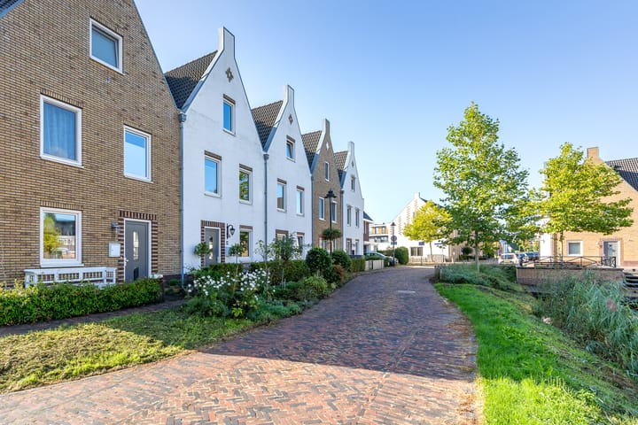 Tussenwoning te koop: Charles Barklastraat 21, Almere
