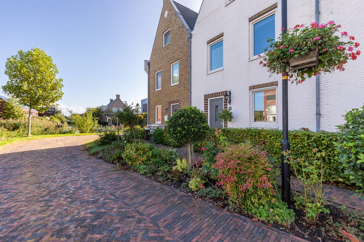 Tussenwoning te koop: Charles Barklastraat 21, Almere