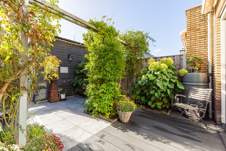 Tussenwoning te koop: Charles Barklastraat 21, Almere