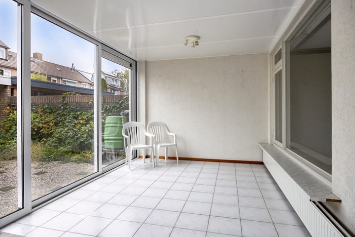 Tussenwoning te koop: Johan van Oldenbarneveldtstraat 25, Honselersdijk