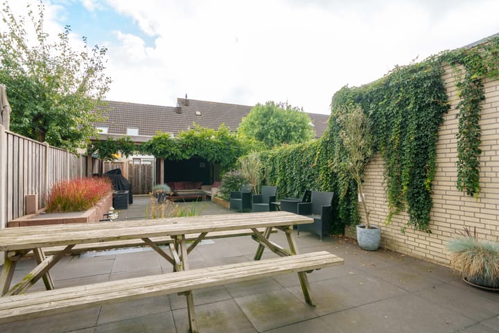 Tussenwoning te koop: L.C. van der Vlugtstraat 116, Almere