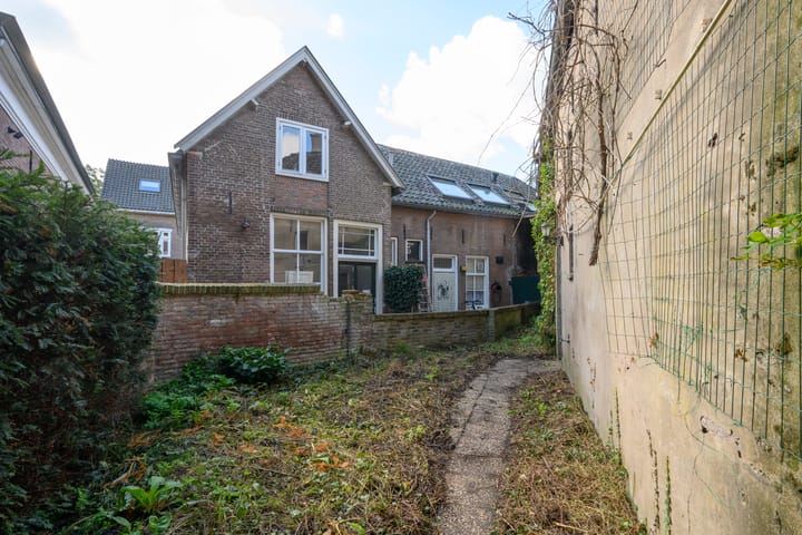 Tussenwoning te koop: Kerkstraat 1, Dieren