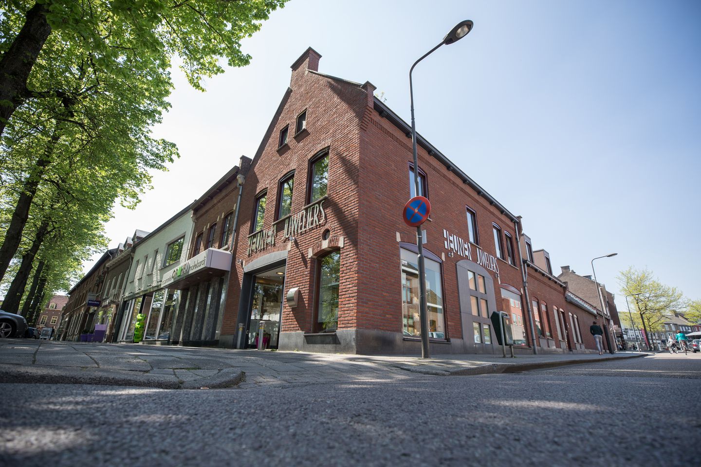 Bekijk foto 1 van Burgemeester Janssenstraat 18