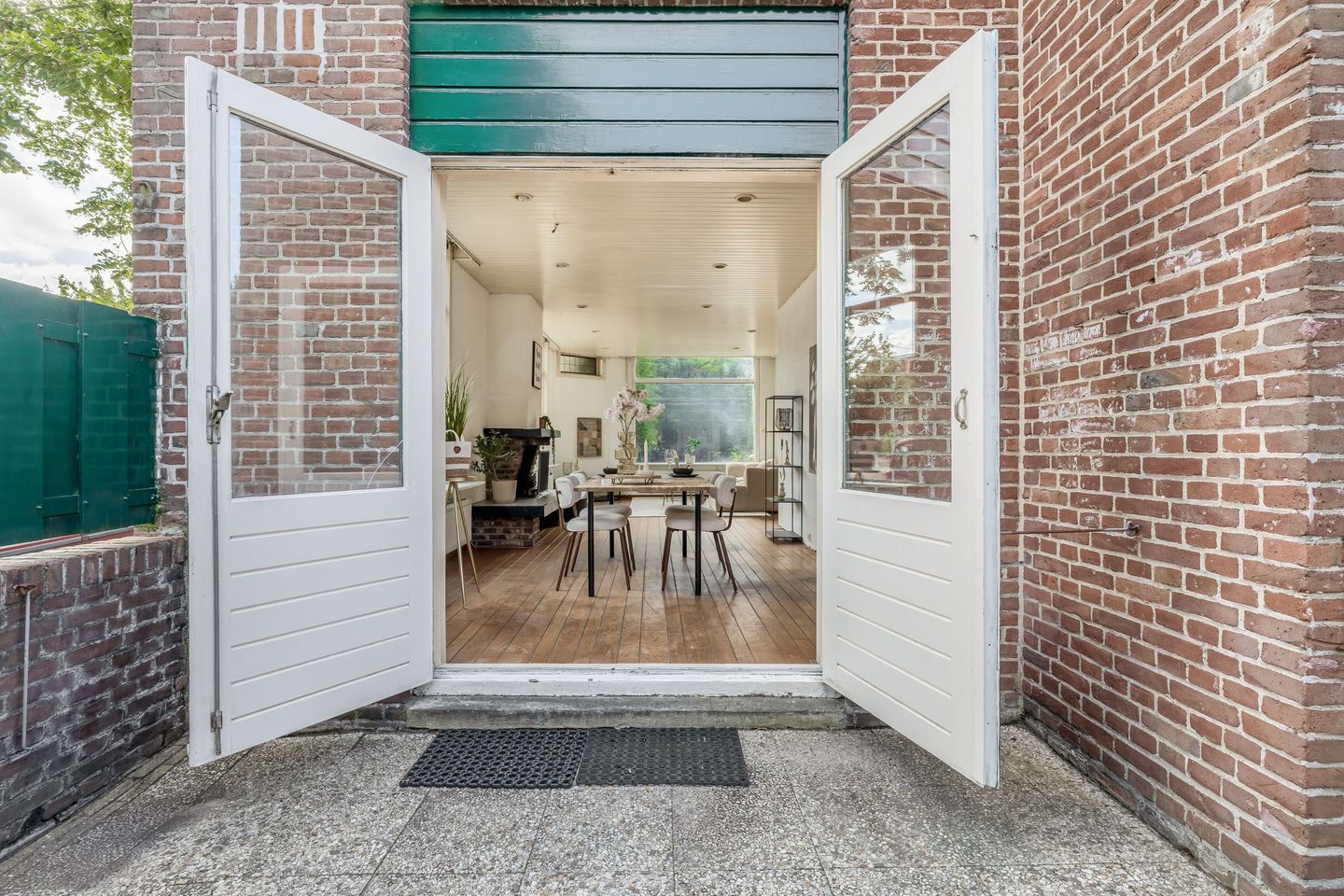 Photo 29 of Floresstraat 77