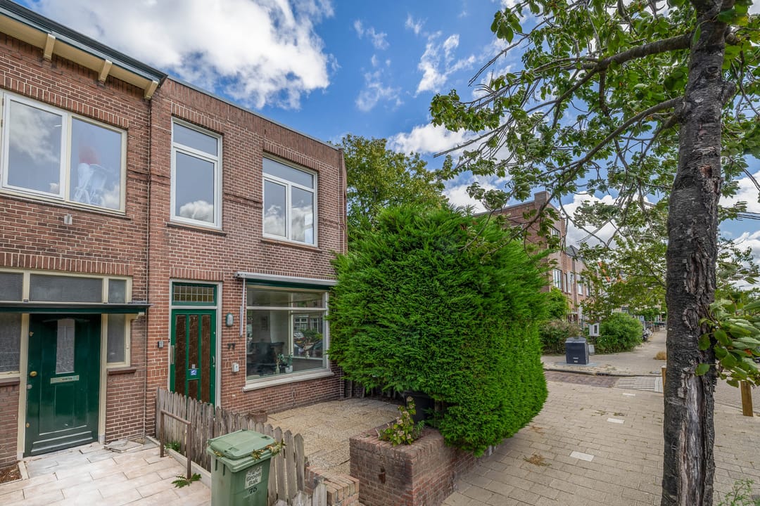 Photo 1 of Floresstraat 77