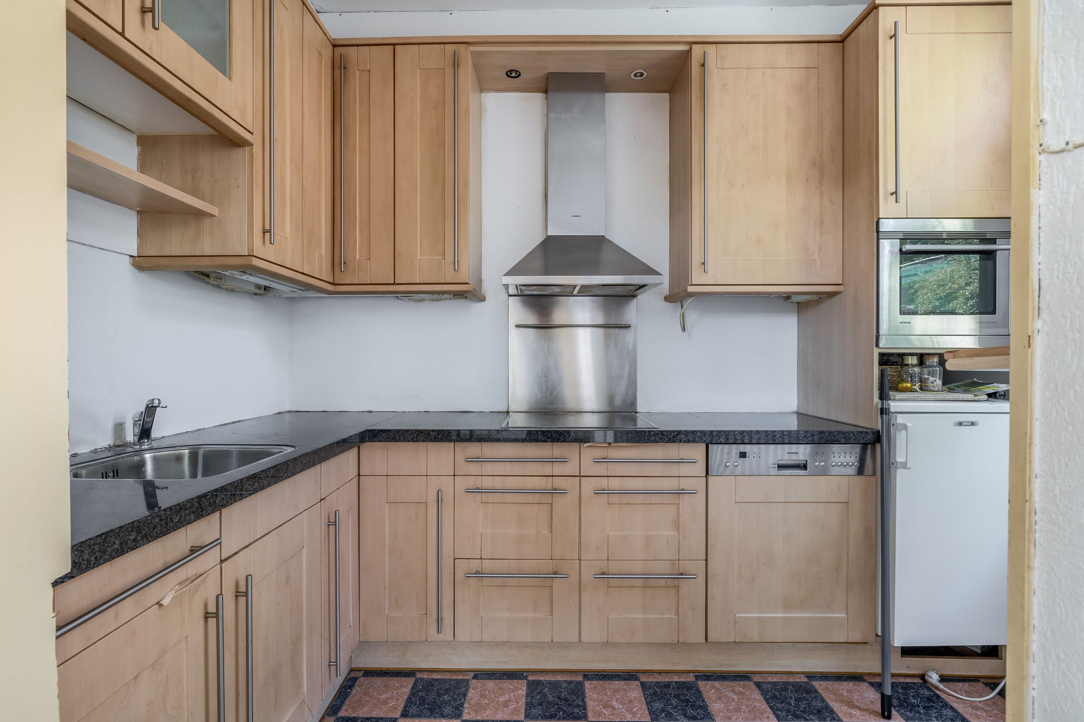Photo 12 of Floresstraat 77