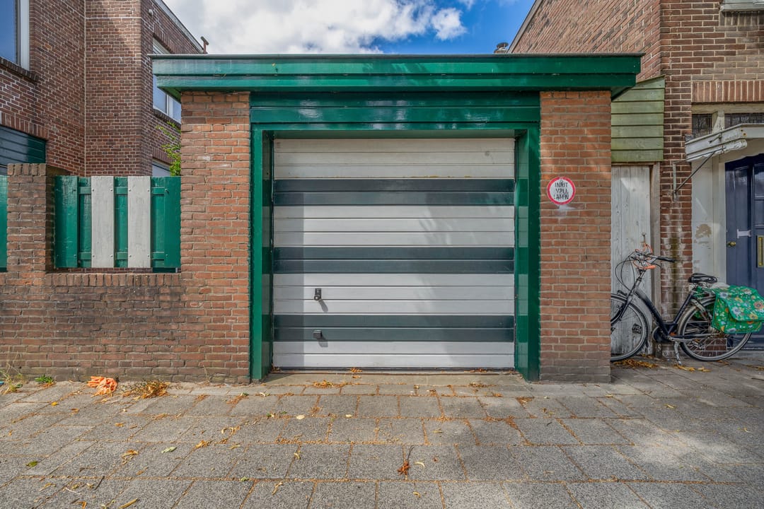 Photo 31 of Floresstraat 77