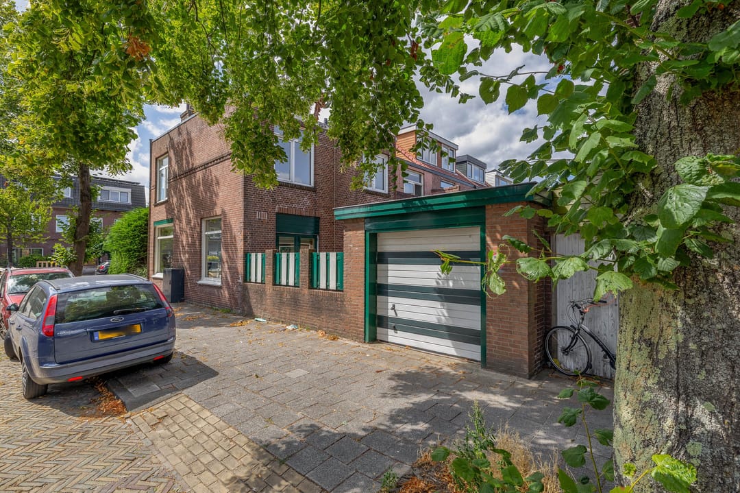 Photo 28 of Floresstraat 77
