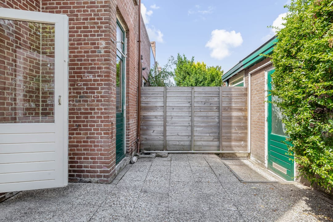 Photo 32 of Floresstraat 77