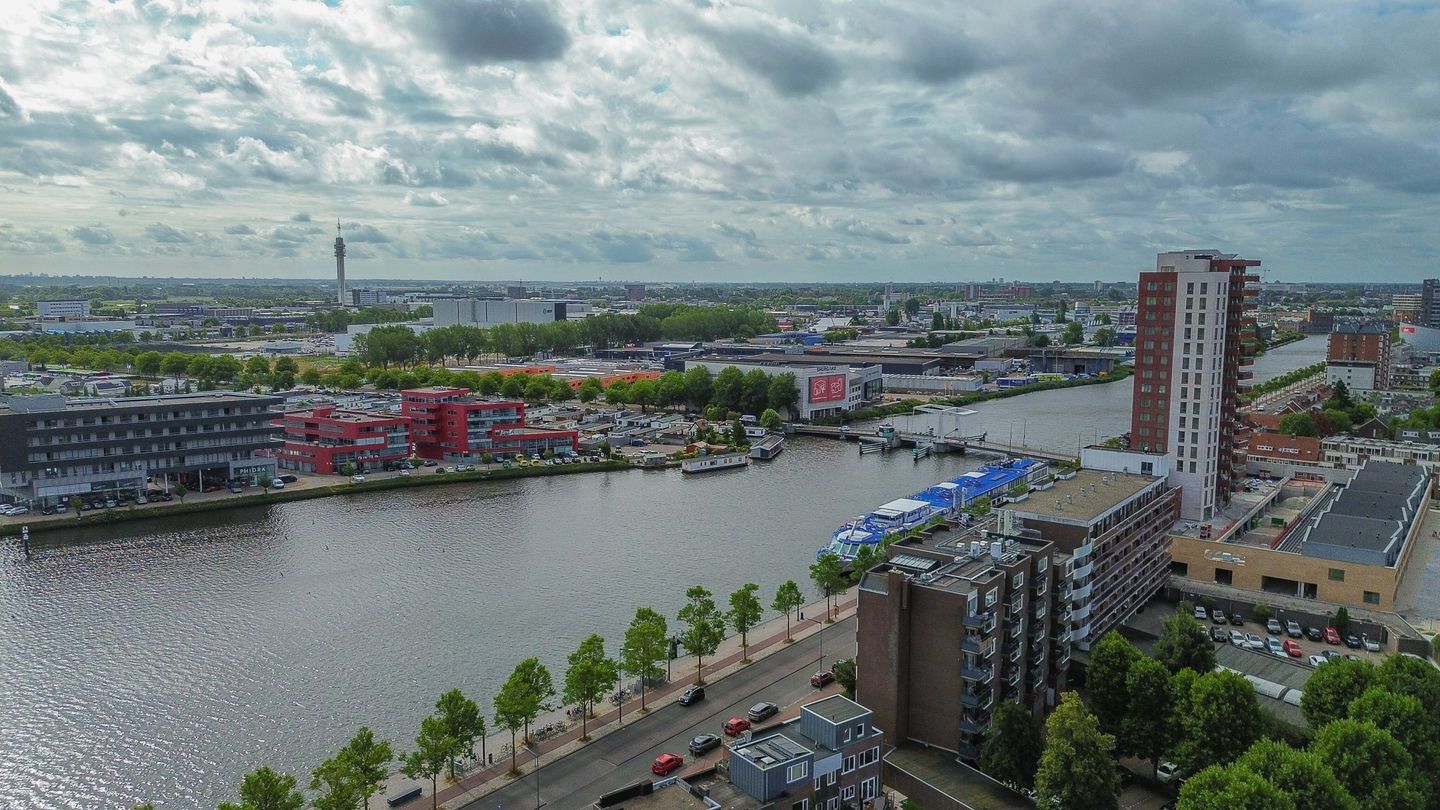 Photo 34 of Floresstraat 77