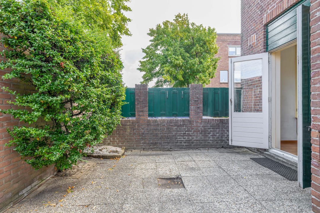 Photo 16 of Floresstraat 77