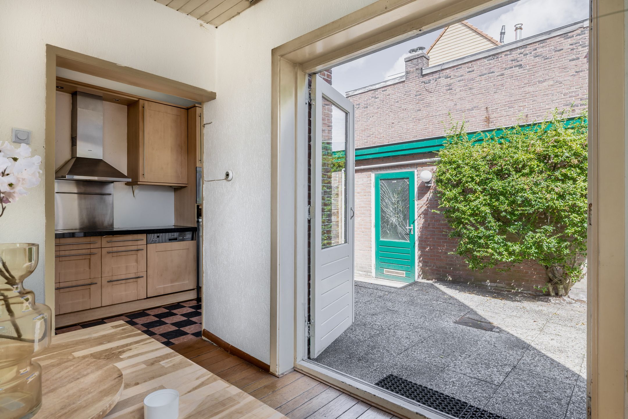 Photo 15 of Floresstraat 77