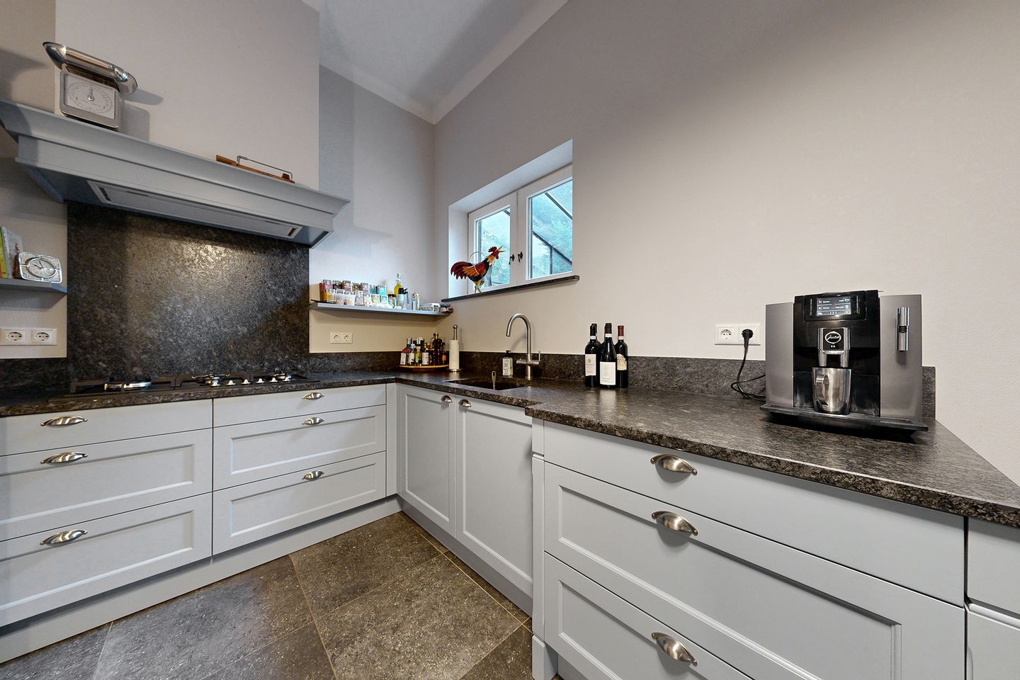 Photo 35 of Bisschop Hopmansstraat 5