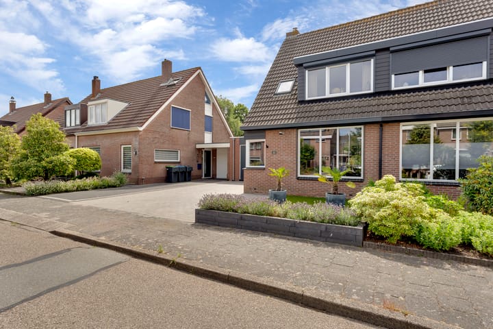 Tussenwoning te koop: Pluutstraat 22, Elburg