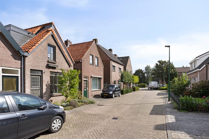 Twee-onder-één-kap te koop: Hoefke 8, Dongen