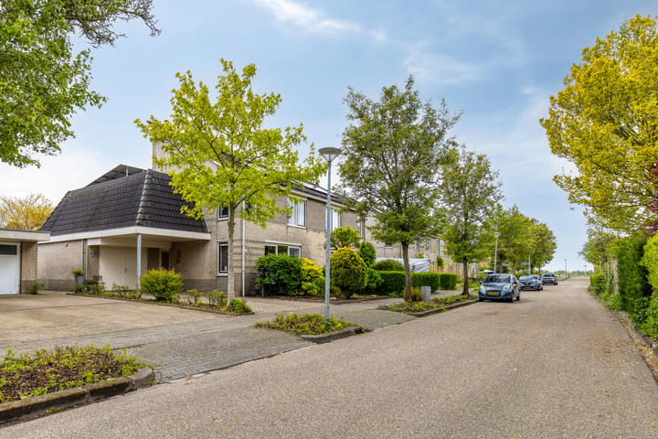 Twee-onder-één-kap te koop: Koekoeksbloem 11, Zuidhorn
